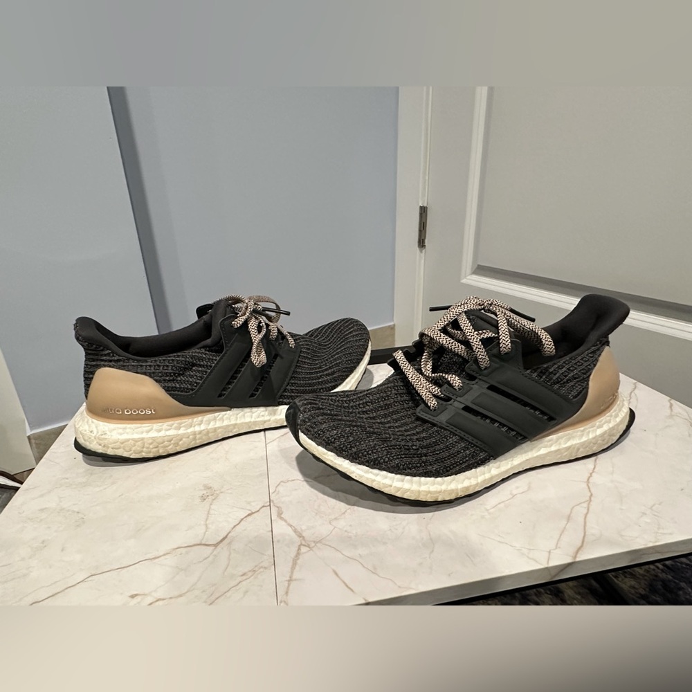 *LIKE NEW* Sz 8*ULTRABOOST ADIDAS